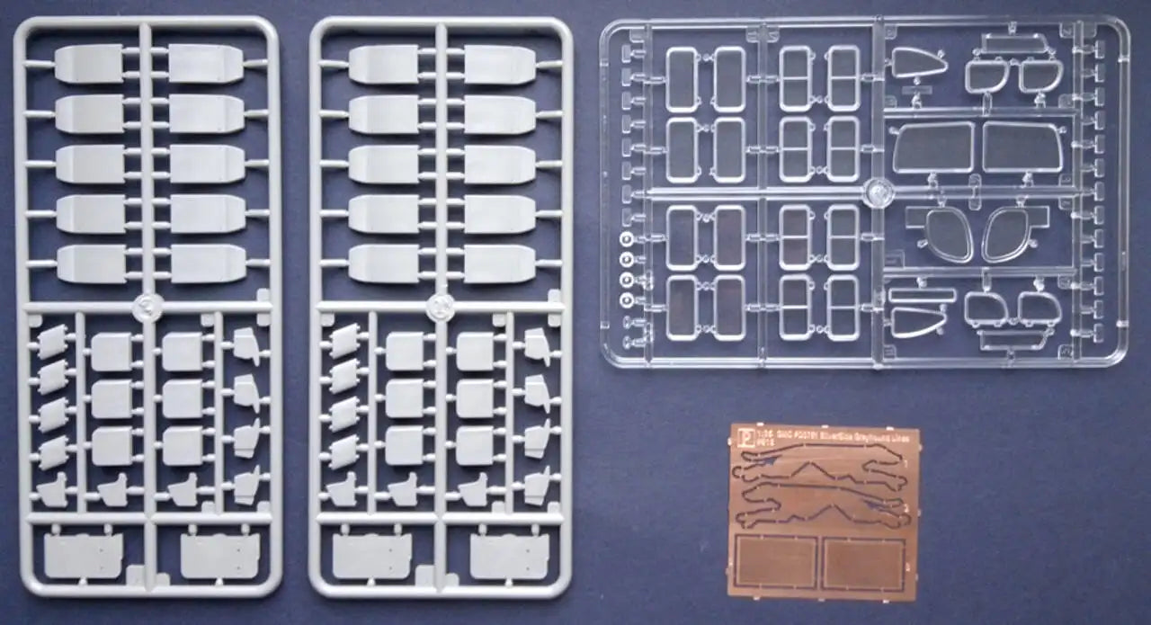 1947 GMC PD3751 Silverside Greyhound Bus (New Tool) 1/35 Roden